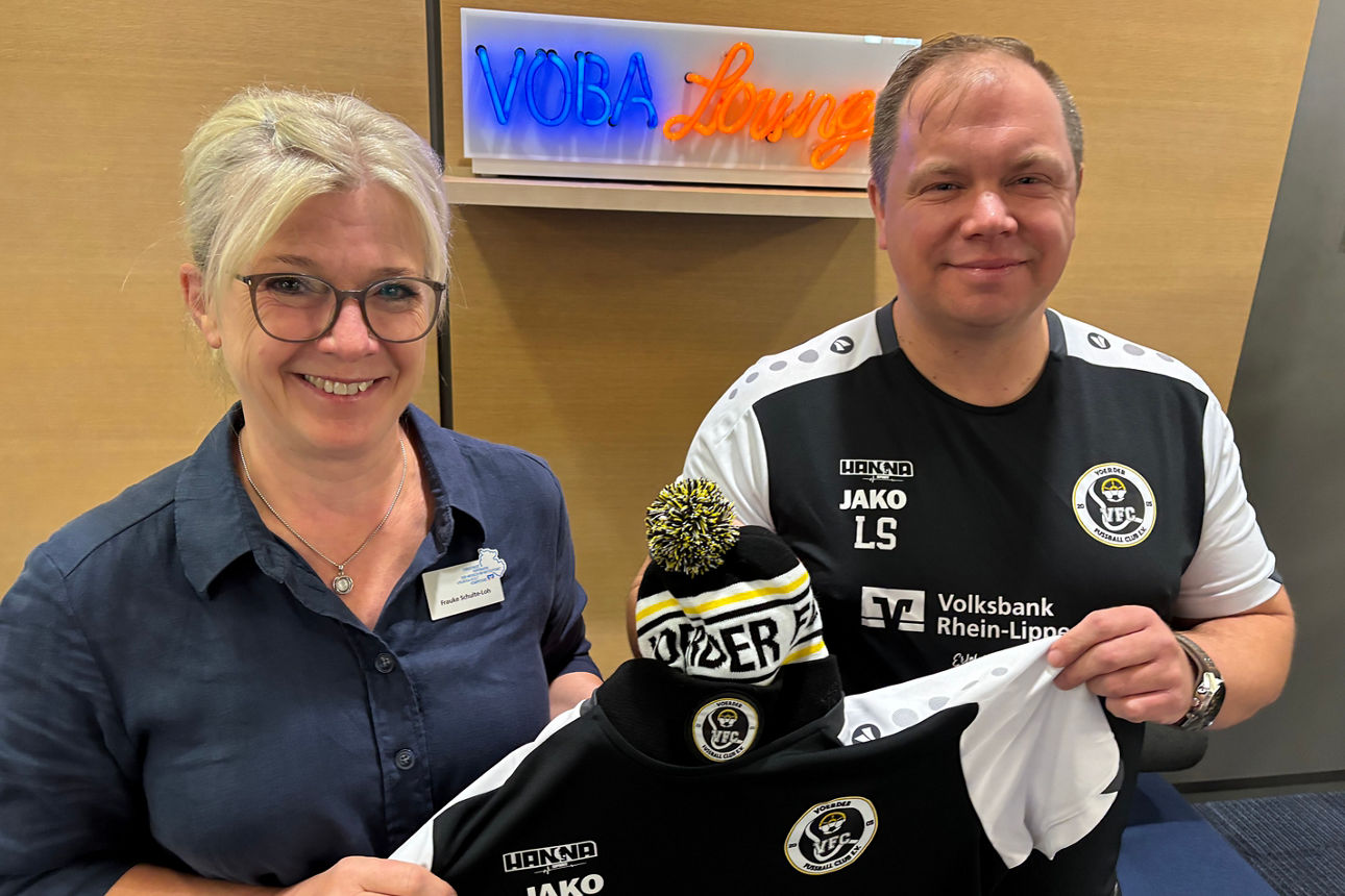 Vereinsvorstand Lars Schauenburg besuchte Frauke Schulte-Loh in der Voerder Bankstelle.