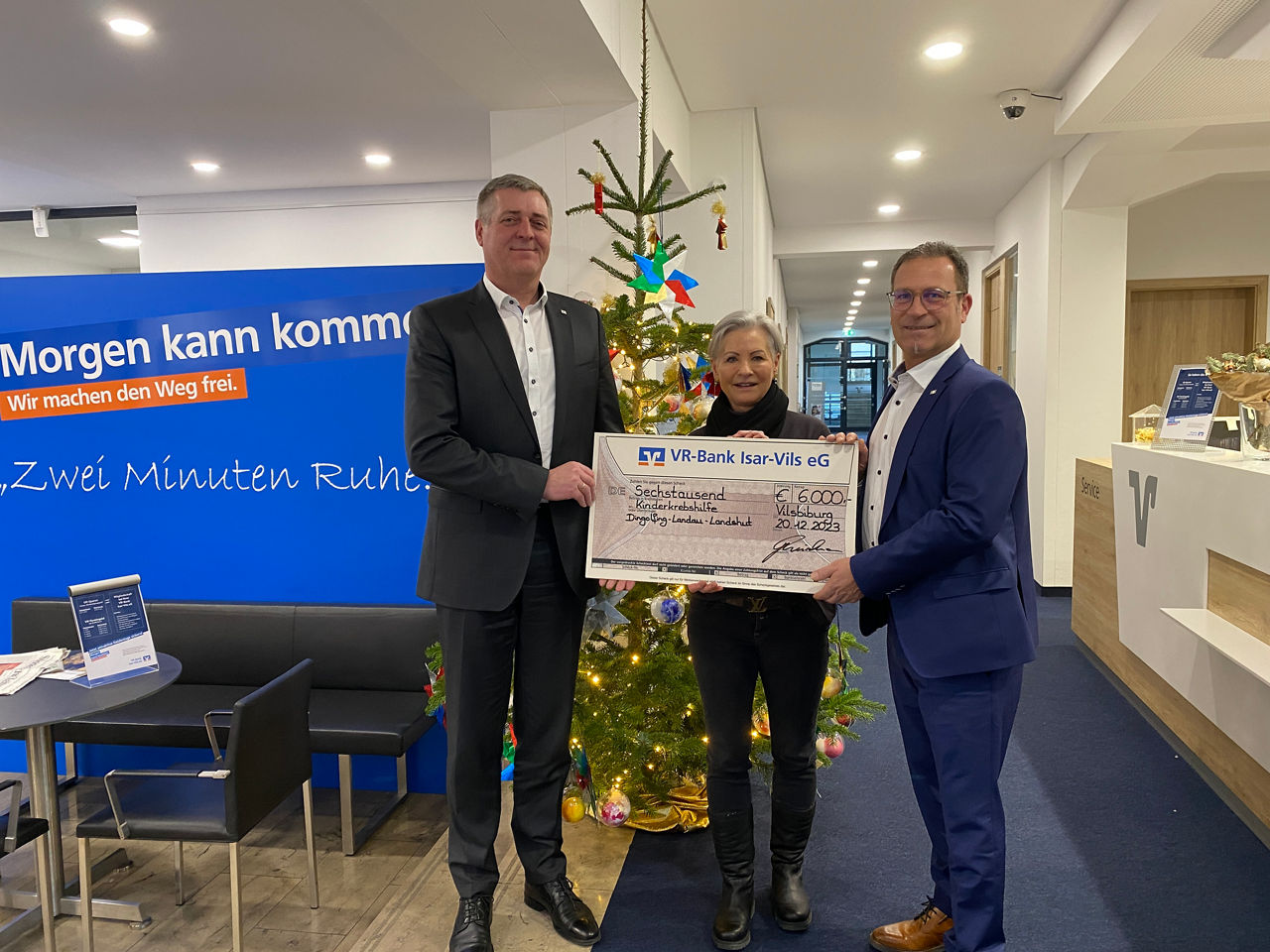 Die Vorstände überreichen einen Spendenscheck an Ulrike Eckhart (1. Vorsitzende Kinderkrebshilfe Dingolfing-Landau-Landshut)