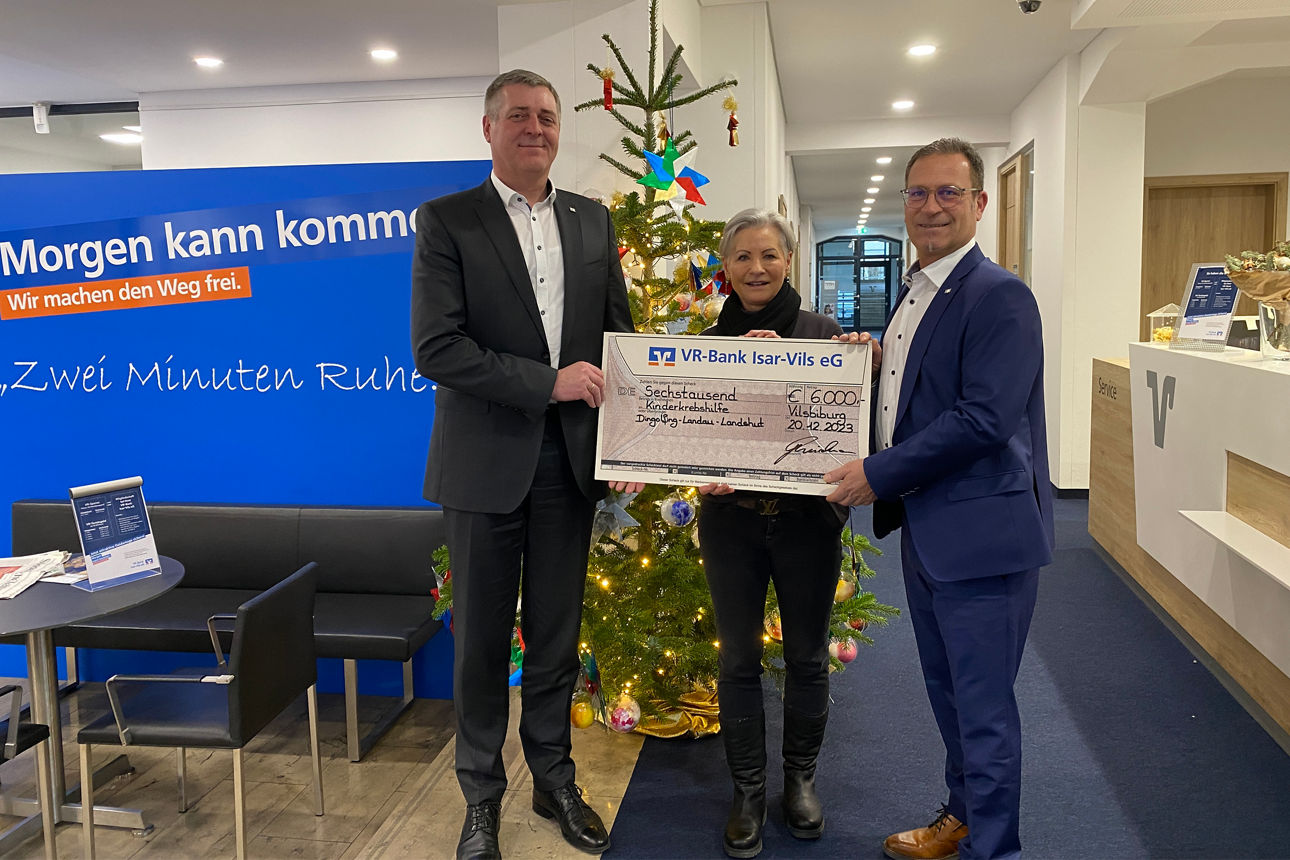 Die Vorstände überreichen einen Spendenscheck an Ulrike Eckhart (1. Vorsitzende Kinderkrebshilfe Dingolfing-Landau-Landshut)