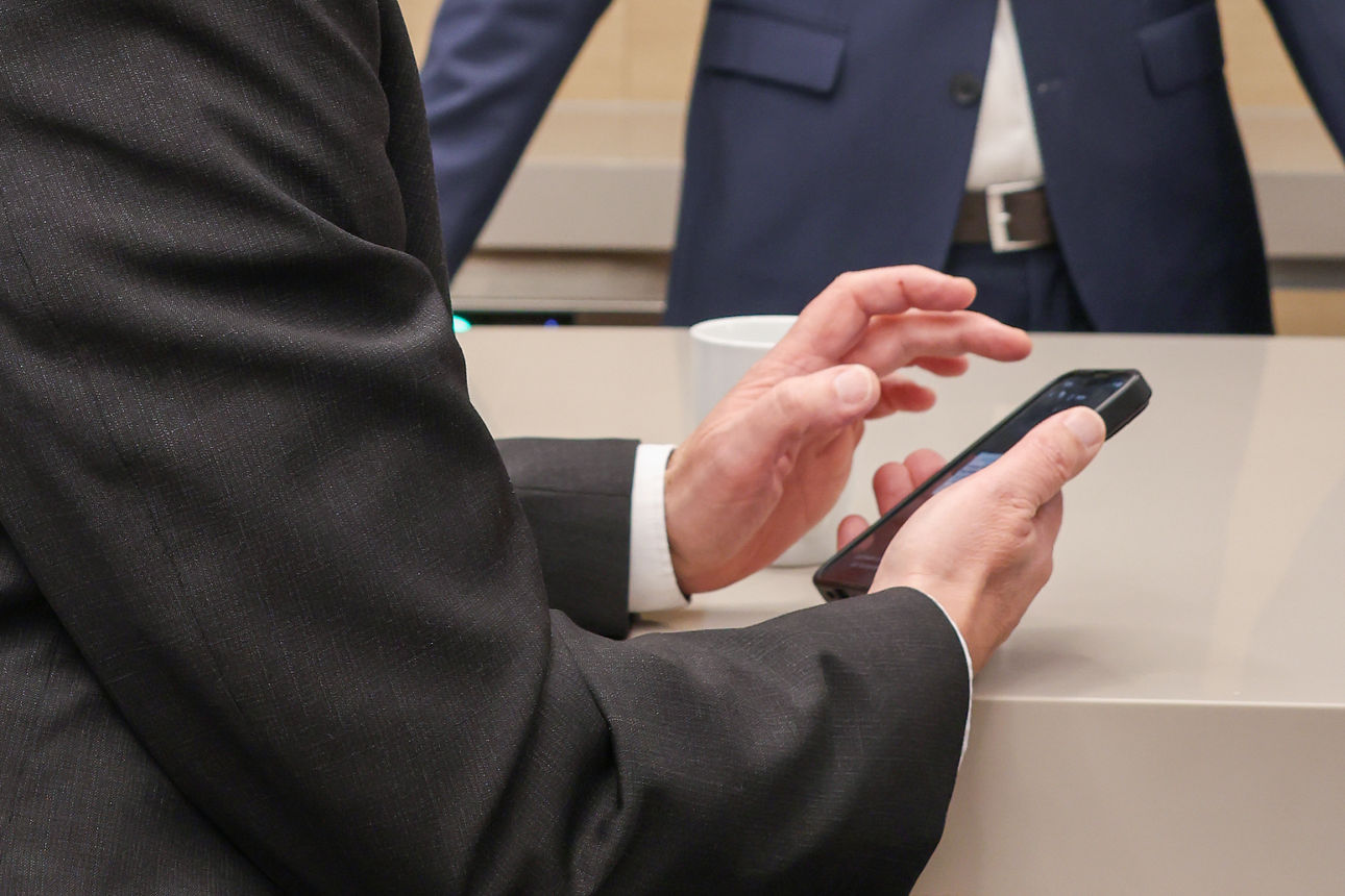Ein Mann tippt auf seinem Smartphone