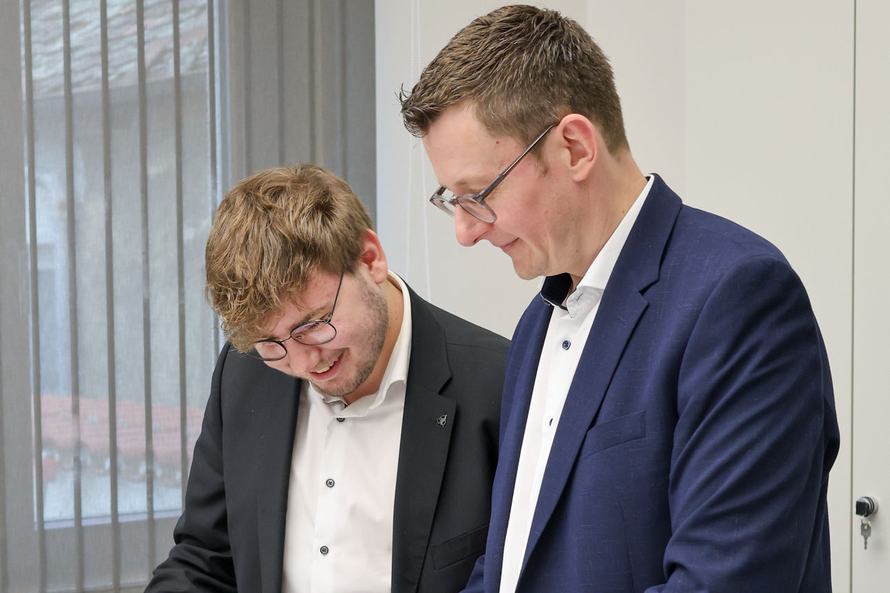 Zwei Männer arbeiten gemeinsam an einem Projekt