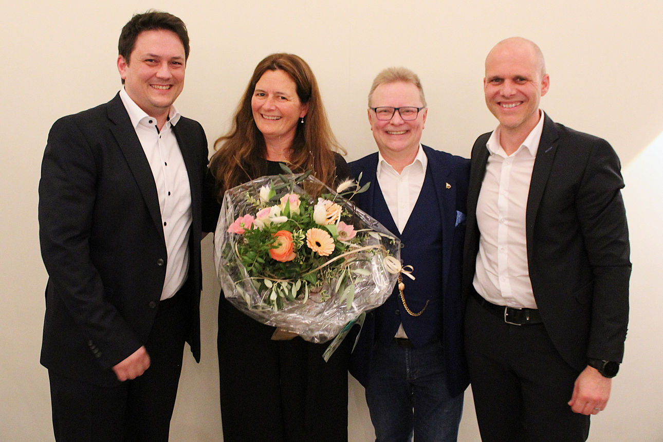 Die Vorstandskollegen würdigten Silke Amon mit einem Blumenstrauß