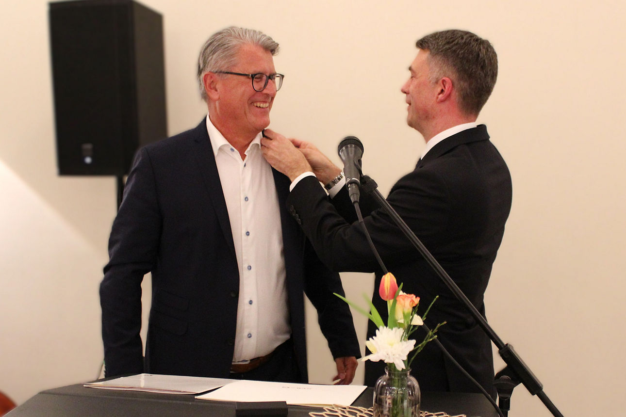 Stefan Müller verleiht Horst Amon die Goldene Ehrennadel