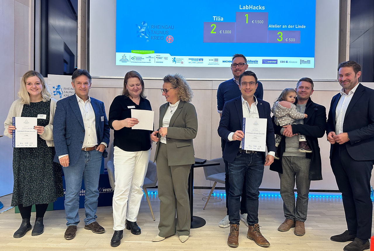 Gruppenbild der Preisverleihung in der Kategorie „Beste Gründung aus dem Rheingau-Taunus-Kreis“ mit Sandro Zehner