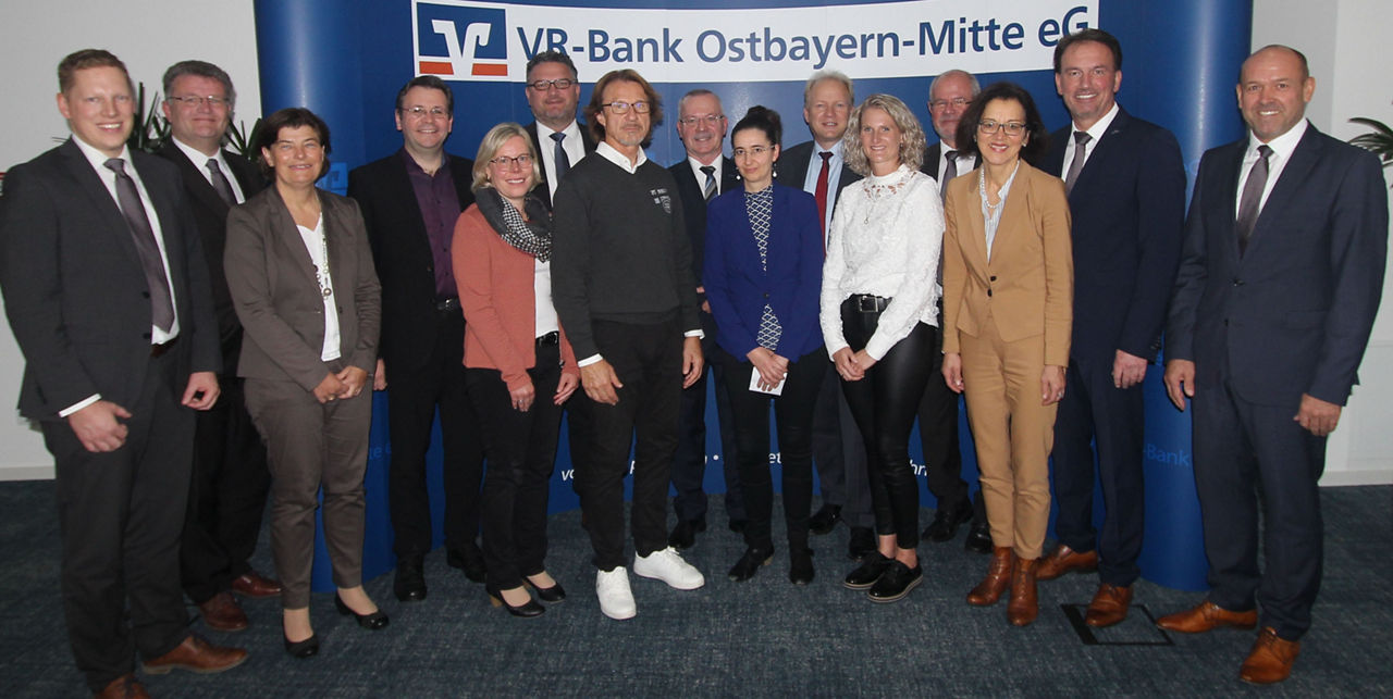 VR-Bank Ostbayern-Mitte eG ehrt 14 langjährige Mitarbeiter