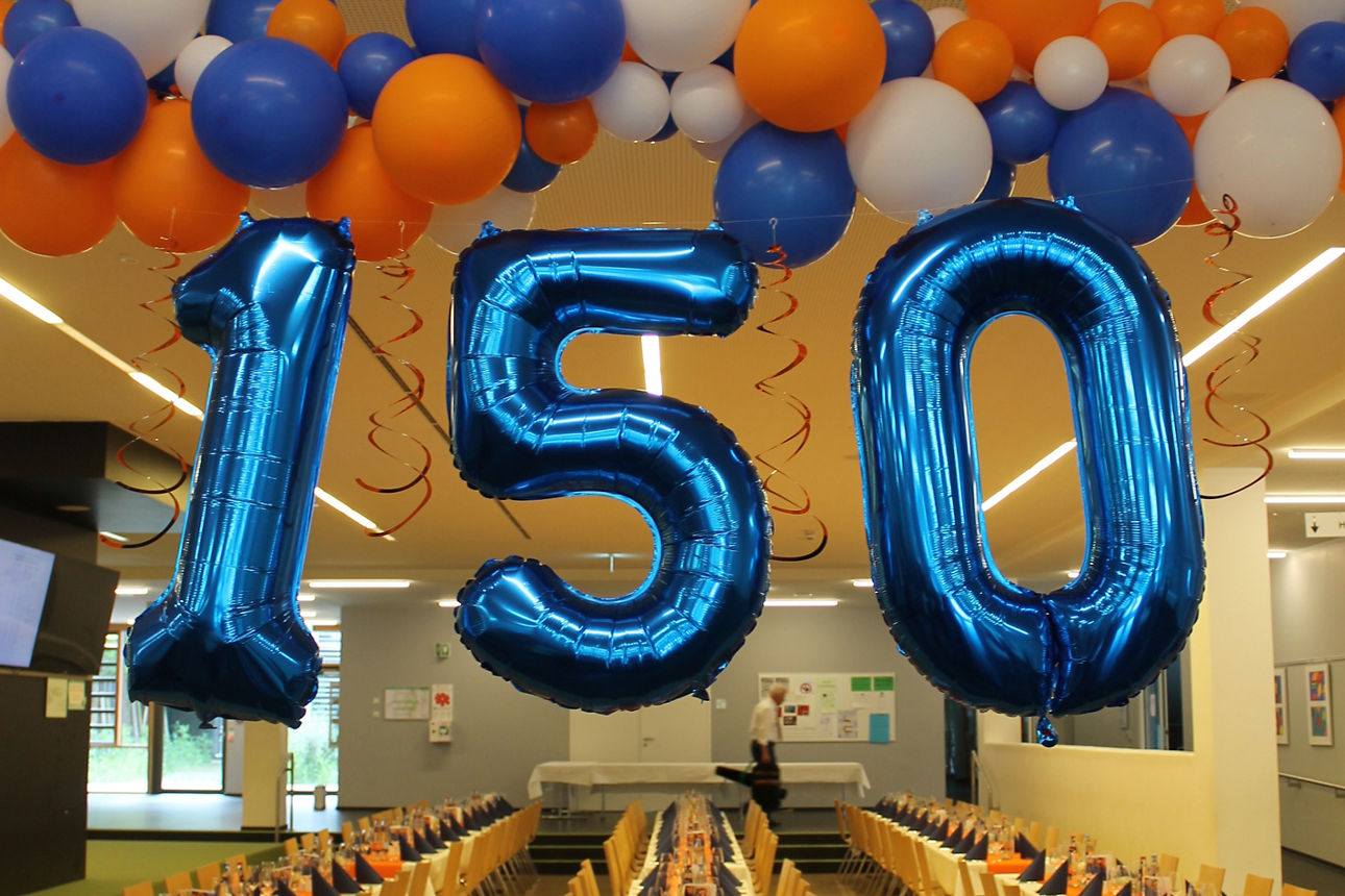 Eine 150 bestehend aus Luftballons