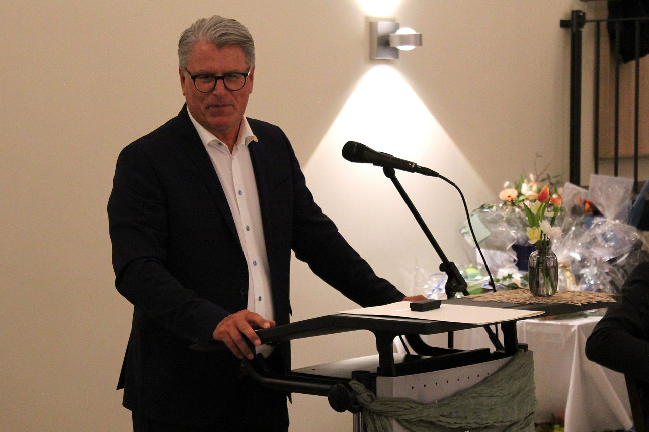 Horst Amon referiert an einem Rednerpult