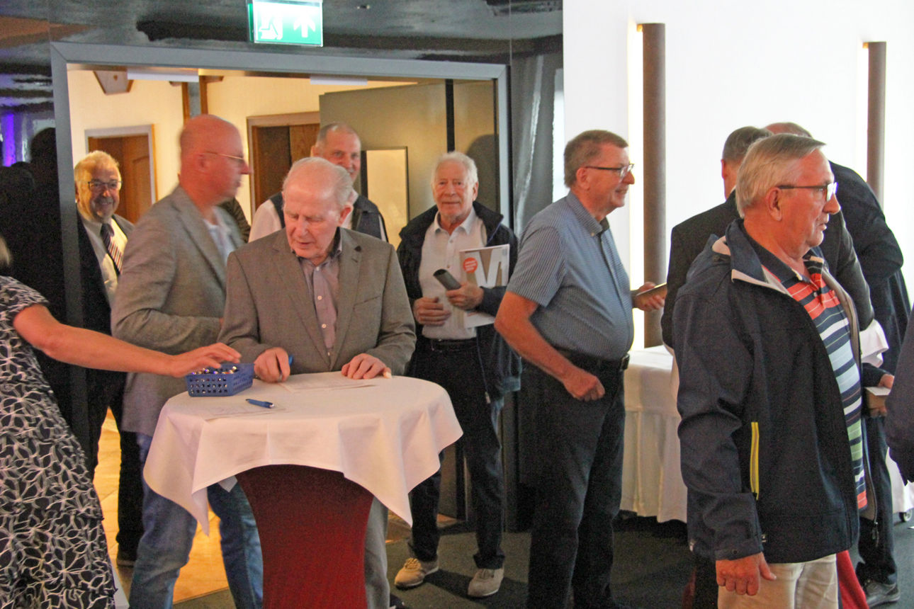 Vertreter kommen in den Saal