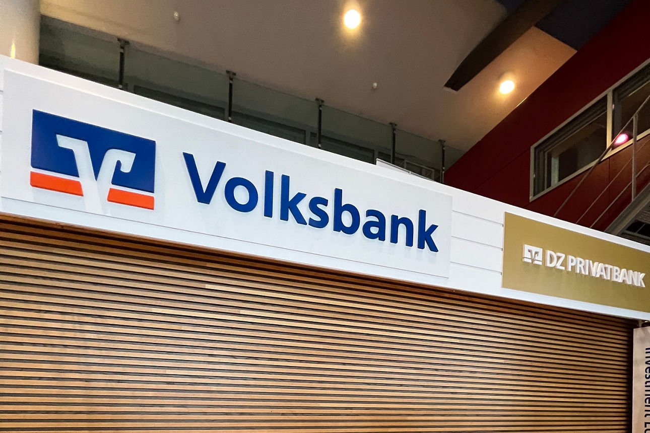 Lounge mit Volksbank-Logo