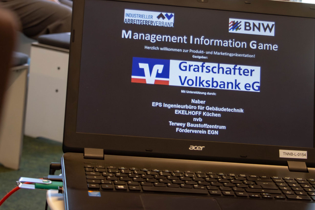 Laptom mit Management Information Game Aufschrift