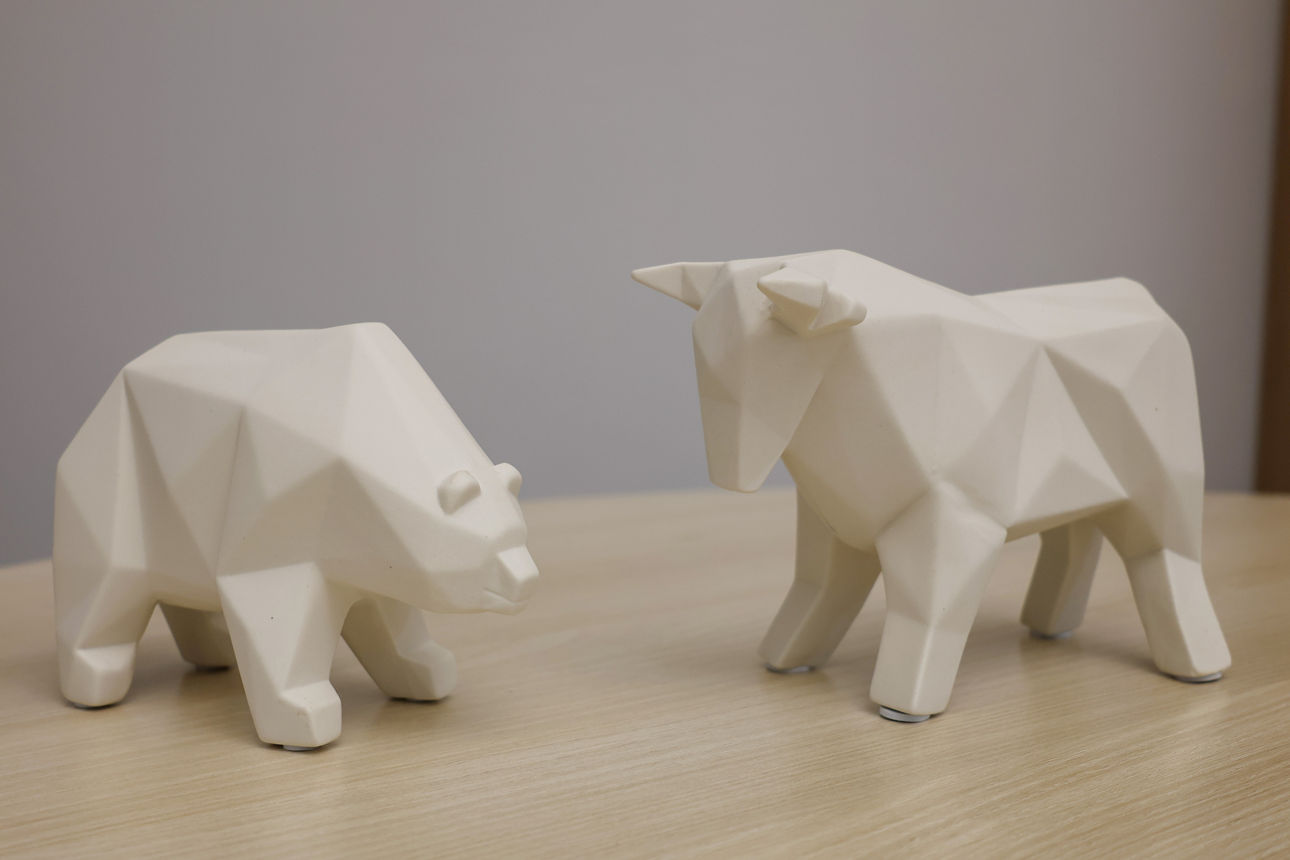 Ein Bulle und ein Bär als moderne, weiße Figuren
