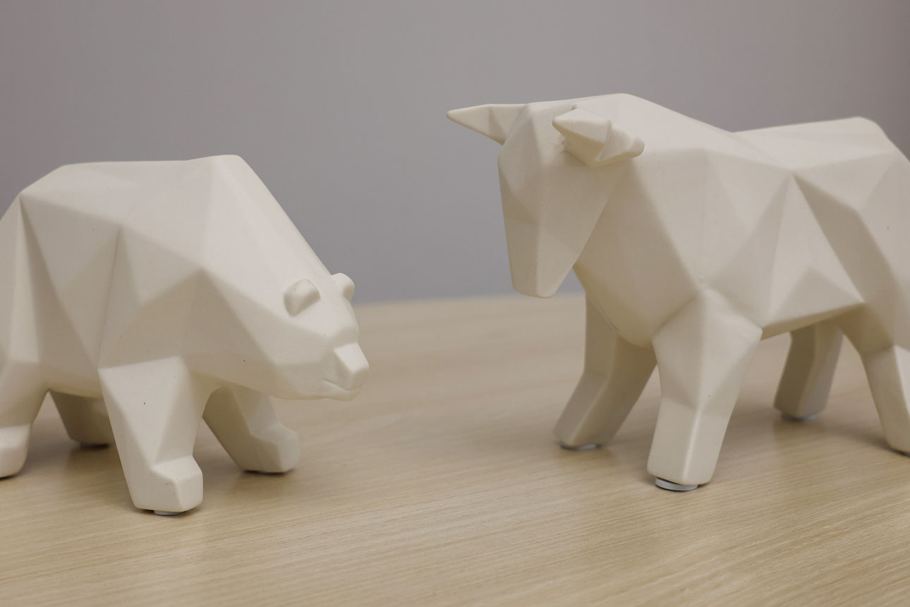 Ein Bulle und ein Bär als moderne, weiße Figuren