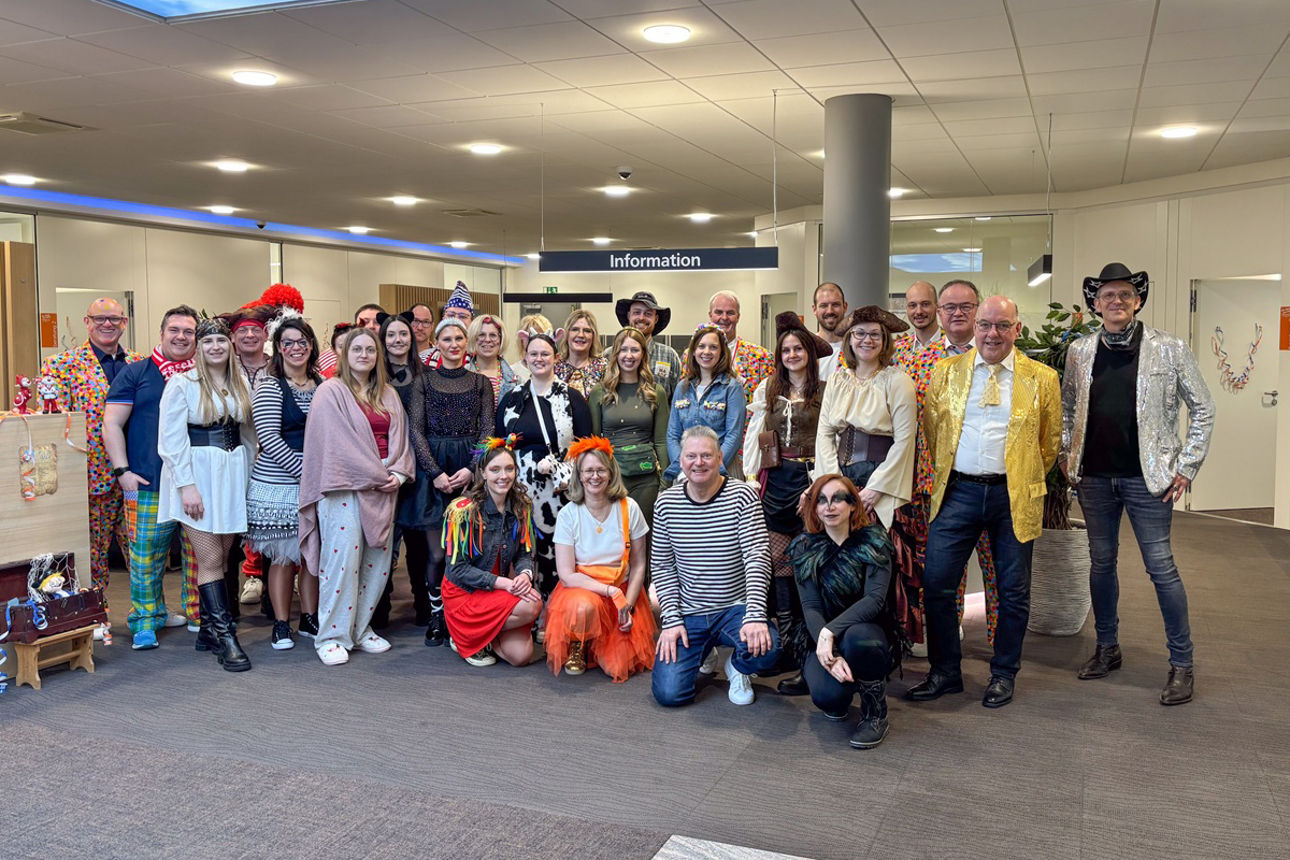 Gruppenfoto der kostümierten Mitarbeitenden der Hauptstelle in Neustadt