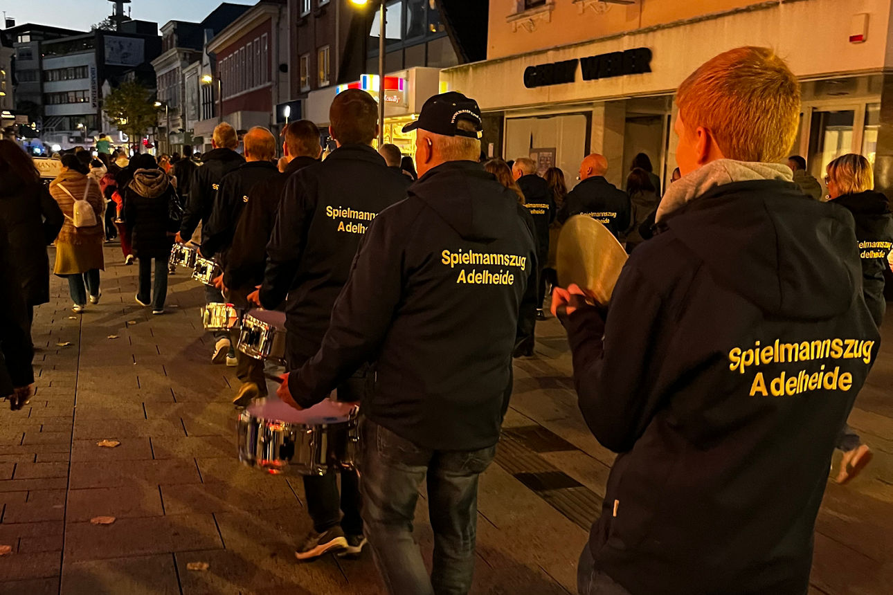 Männer vom Spielmannszug beim Laternenumzug in Delmenhorst