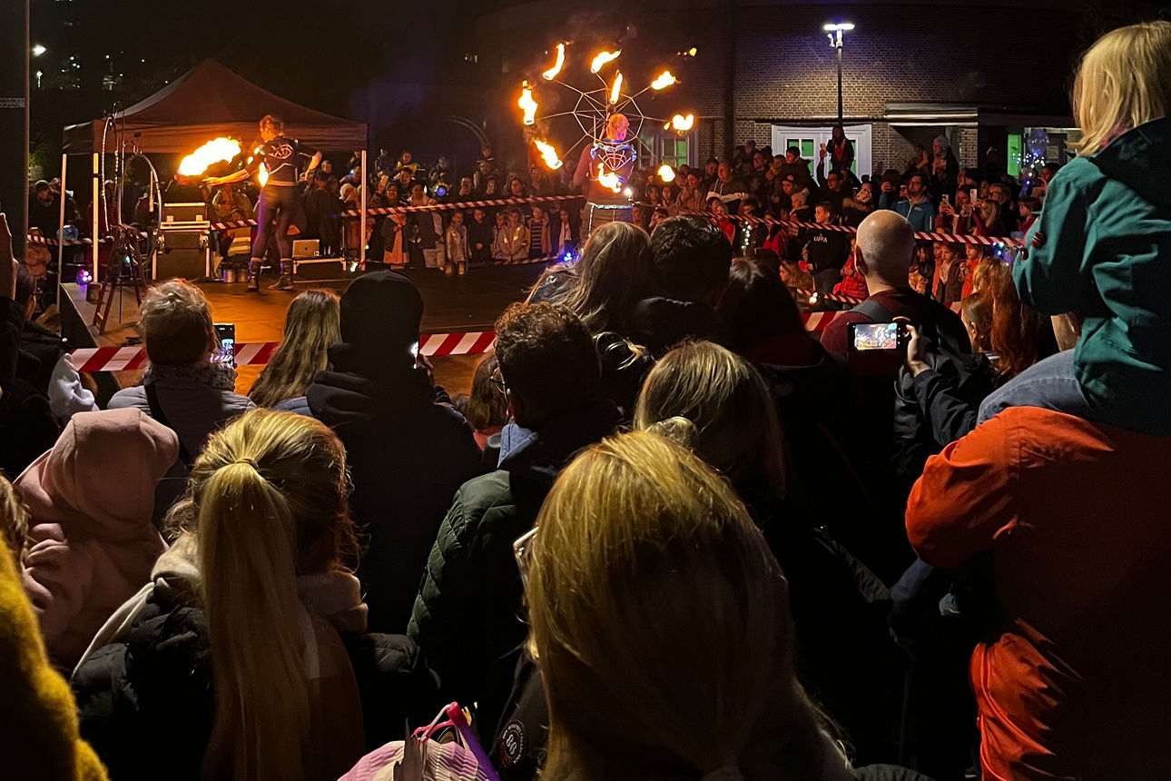 Feuerkünstler*innen machen eine Feuershow auf dem Laternenumzug in Delmenhorst