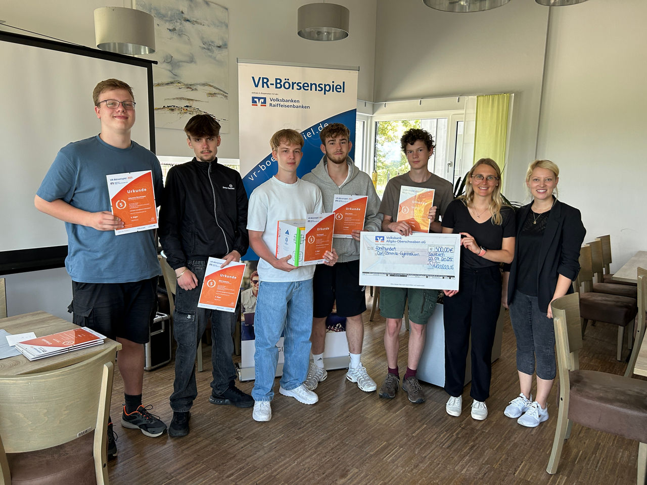 Die Gewinner des VR-Börsenspiels halten eine Urkunde