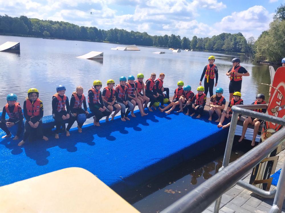 Gruppenbild aller Kinder auf der Badeplattform der Wasserskianlage