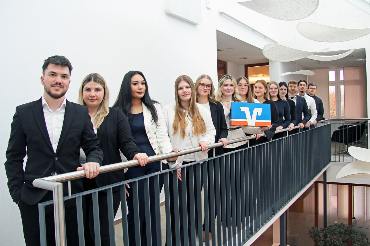 Auszubildende der Raiffeisenbank am Treppengeländer