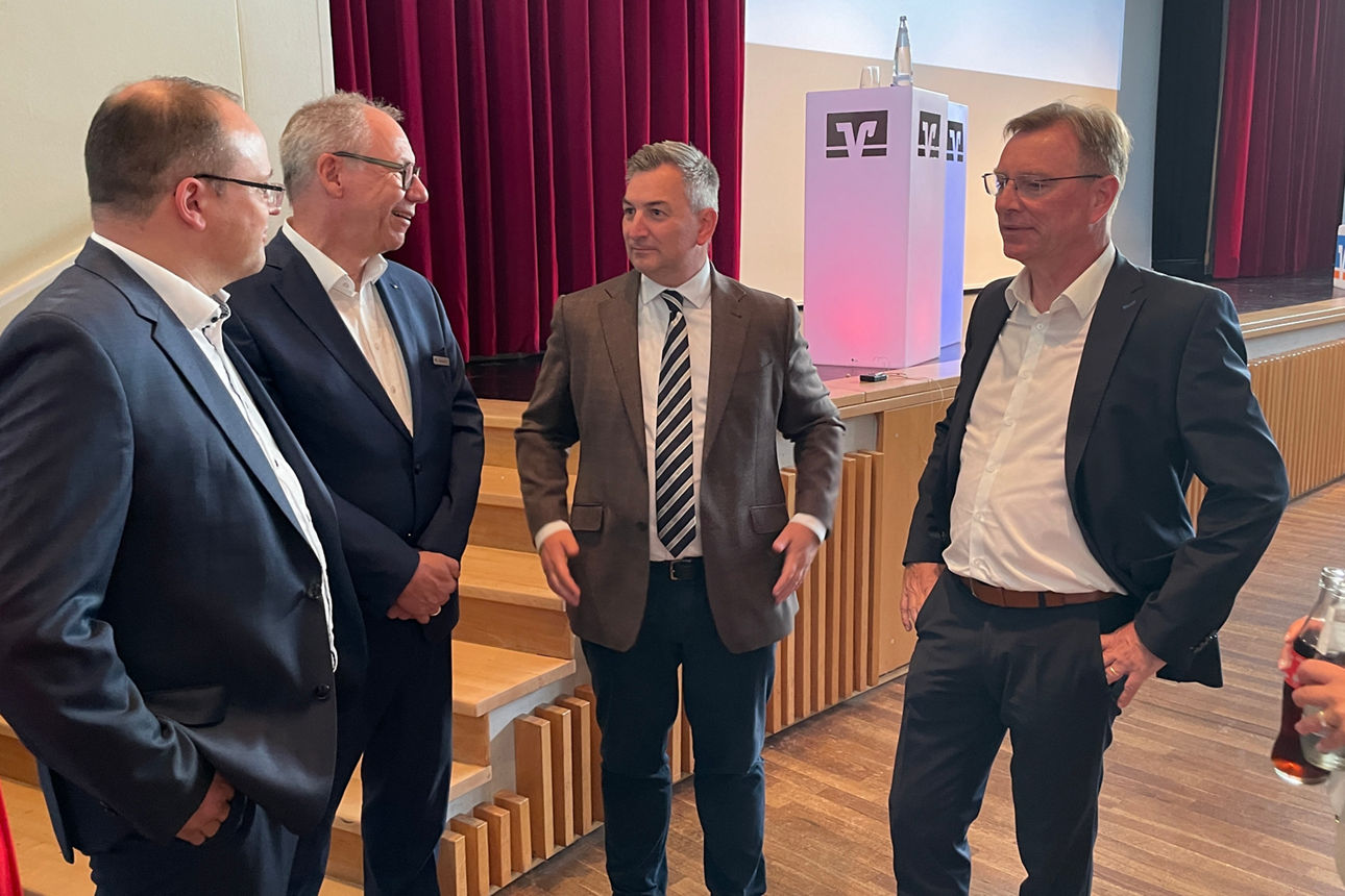 Markus Gürne im Gesprächmit dem Vorstand