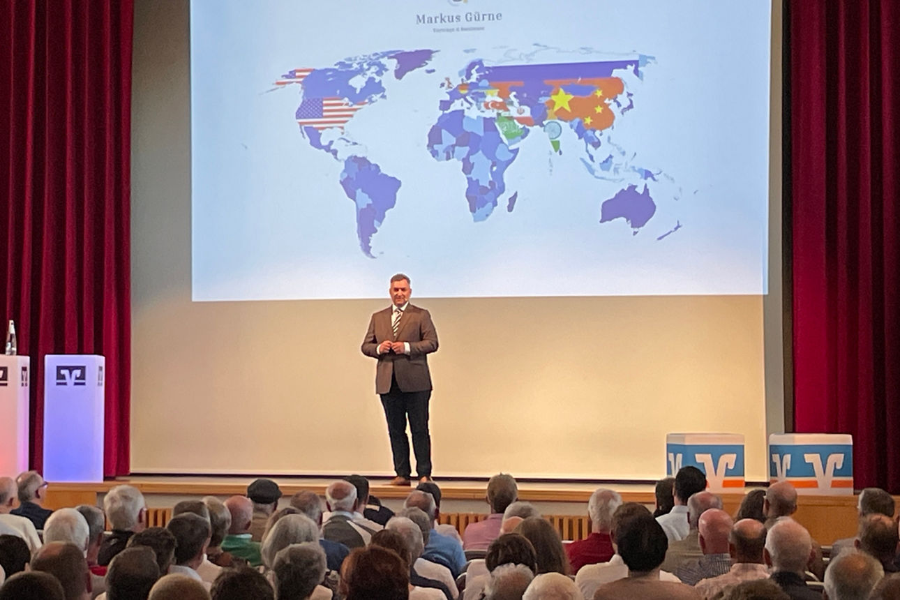 Markus Gürne vor Leinwand
