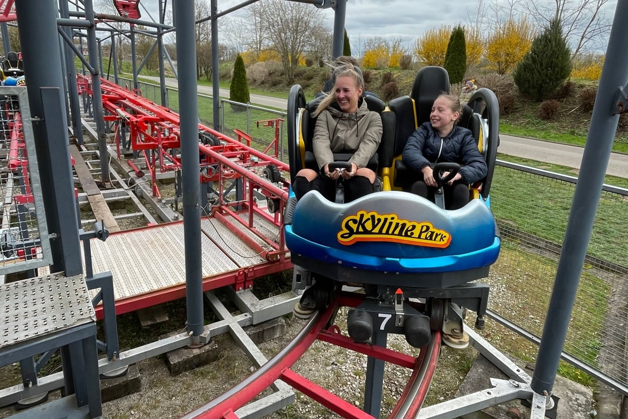 Zwei Mädchen sitzen in der Achterbahn