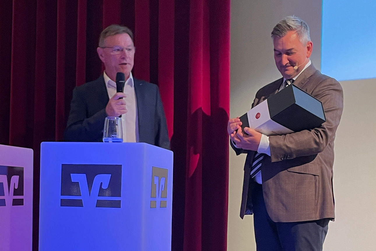 Walter Mengel überreicht ein Präsent an Markus Gürne