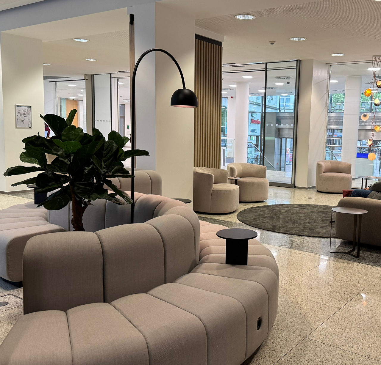 Neuer Wartebereich am Ernst-August-Platz mit Blick auf ein Sofa und Pflanzen.