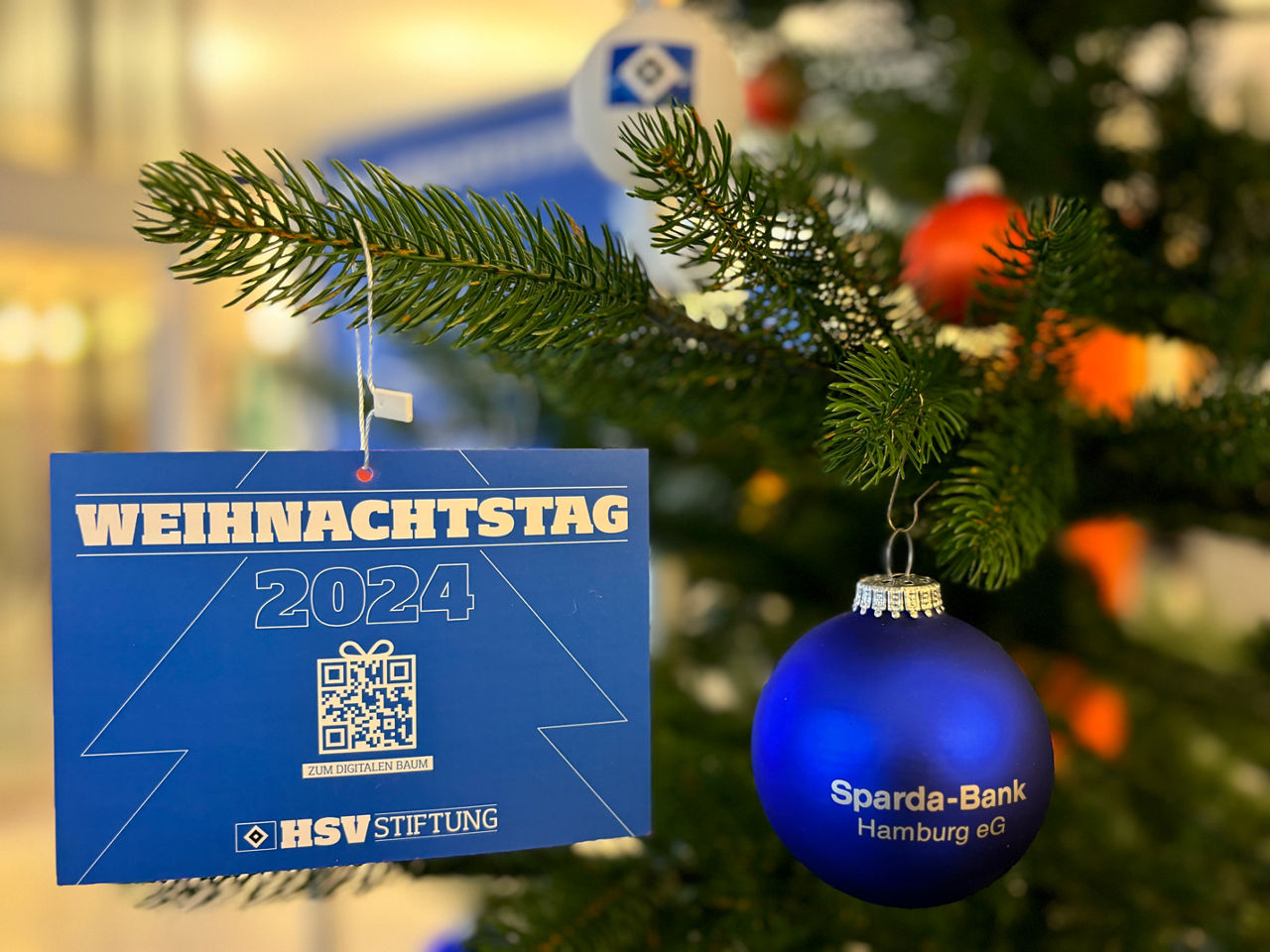 Im HSV-Design geschmückter Weihnachtsbaum