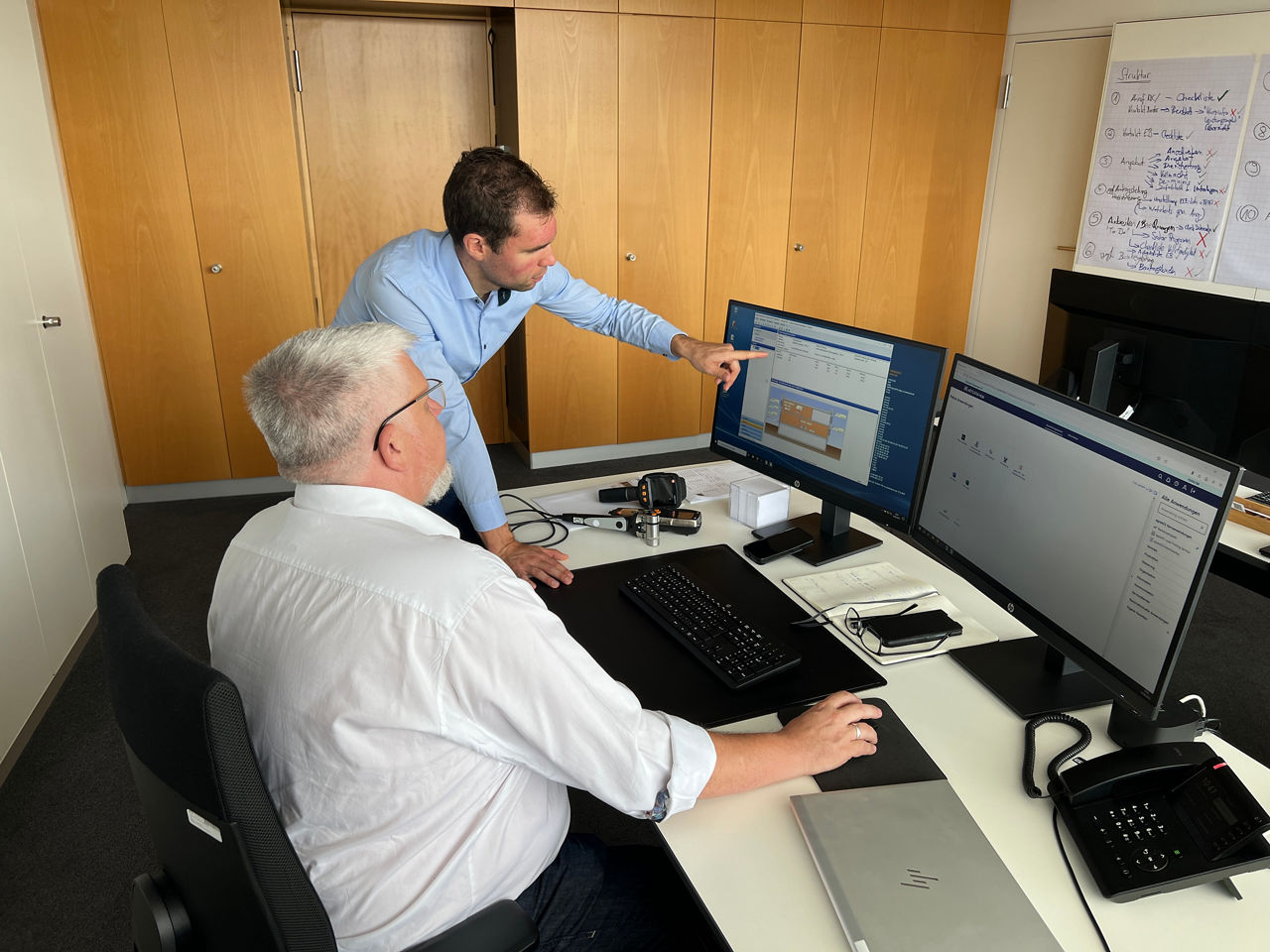 Energieberater der Volksbank Göppingen für Computerbildschirmen