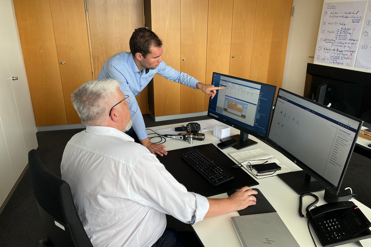 Energieberater der Volksbank Göppingen für Computerbildschirmen