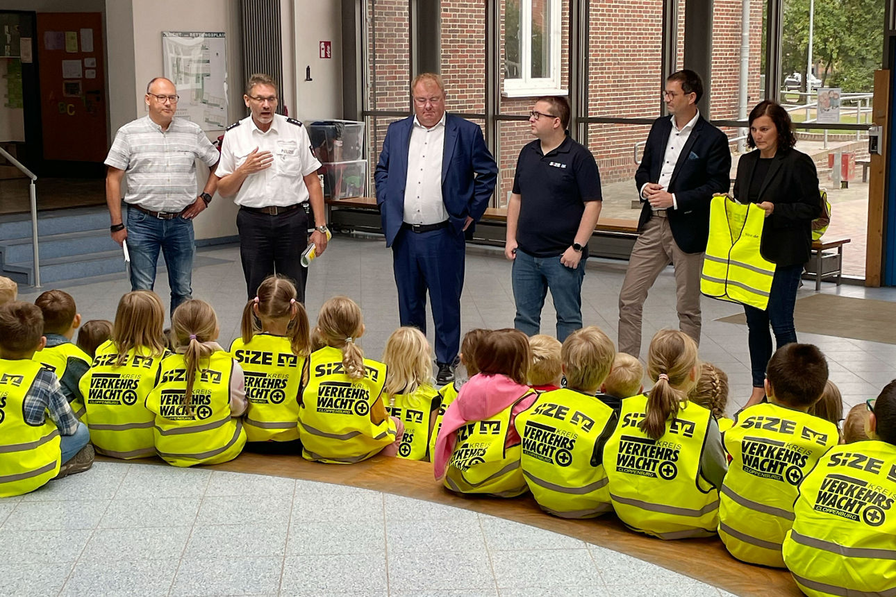 Mitarbeiter der VR-Bank bei der Übergabe der Warnwesten