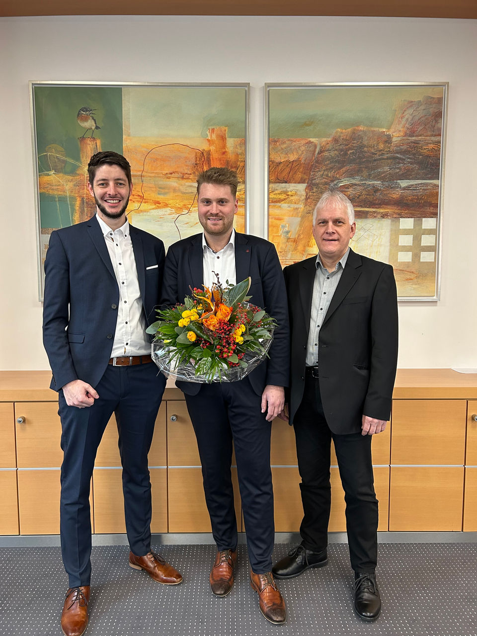 Privatkundenleiter Markus Schürmann-Lanwer verabschiedet Clemens Wübbelmann (rechts) und begrüßt Jan Kramer (Mitte)