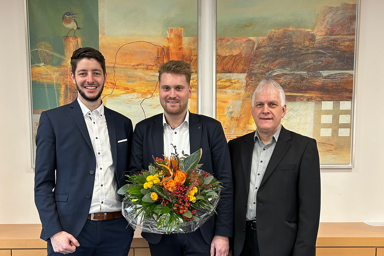 Privatkundenleiter Markus Schürmann-Lanwer verabschiedet Clemens Wübbelmann (rechts) und begrüßt Jan Kramer (Mitte)