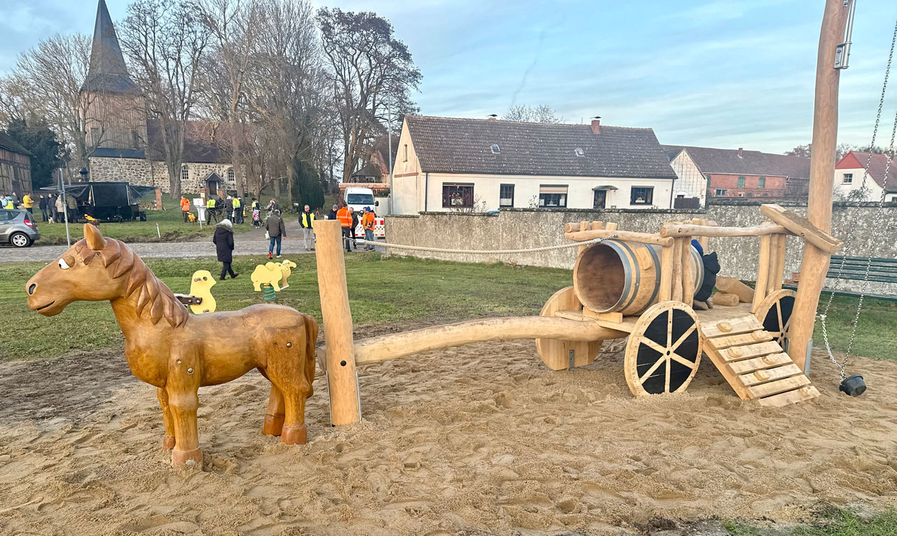 Ein Spielplatz mit neuen Spielgeräten.