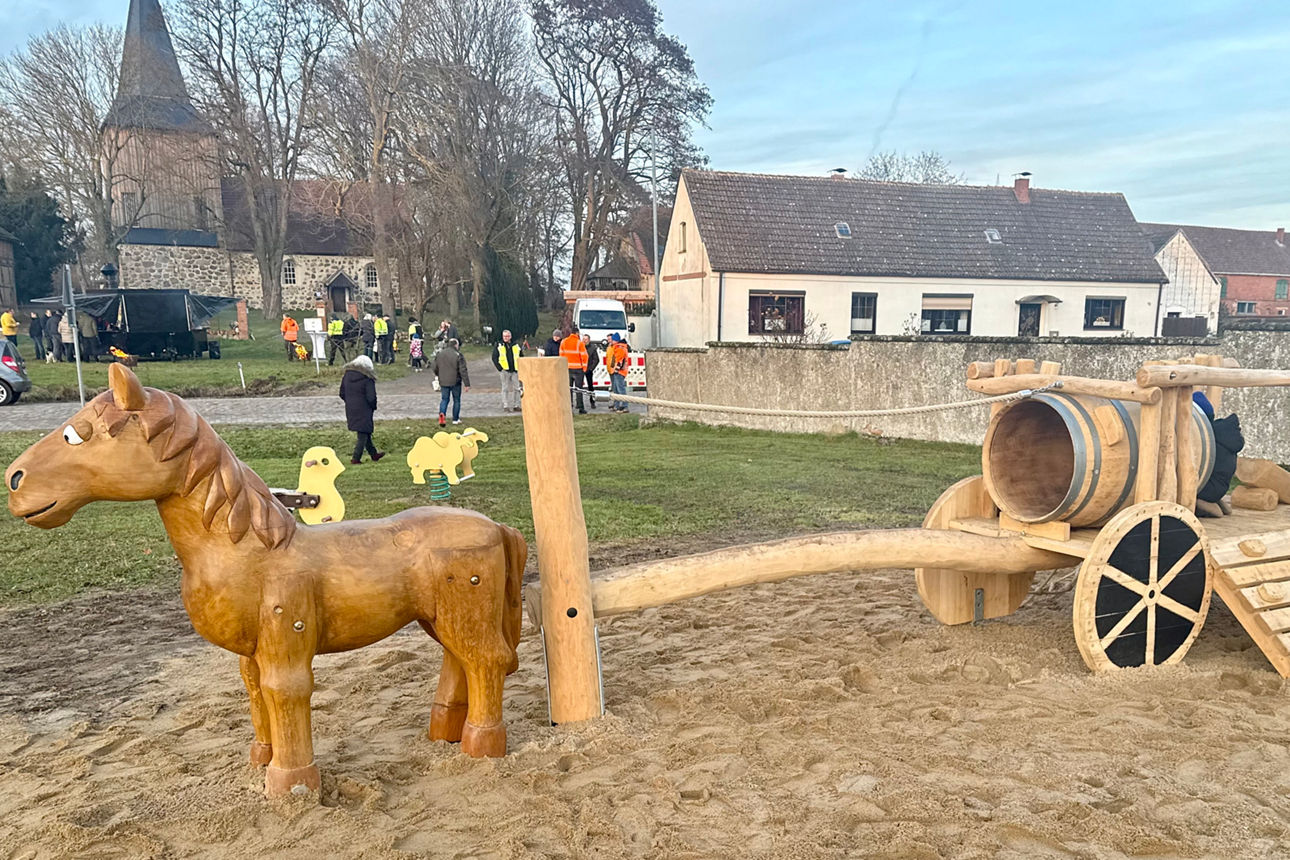 Ein Spielplatz mit neuen Spielgeräten.