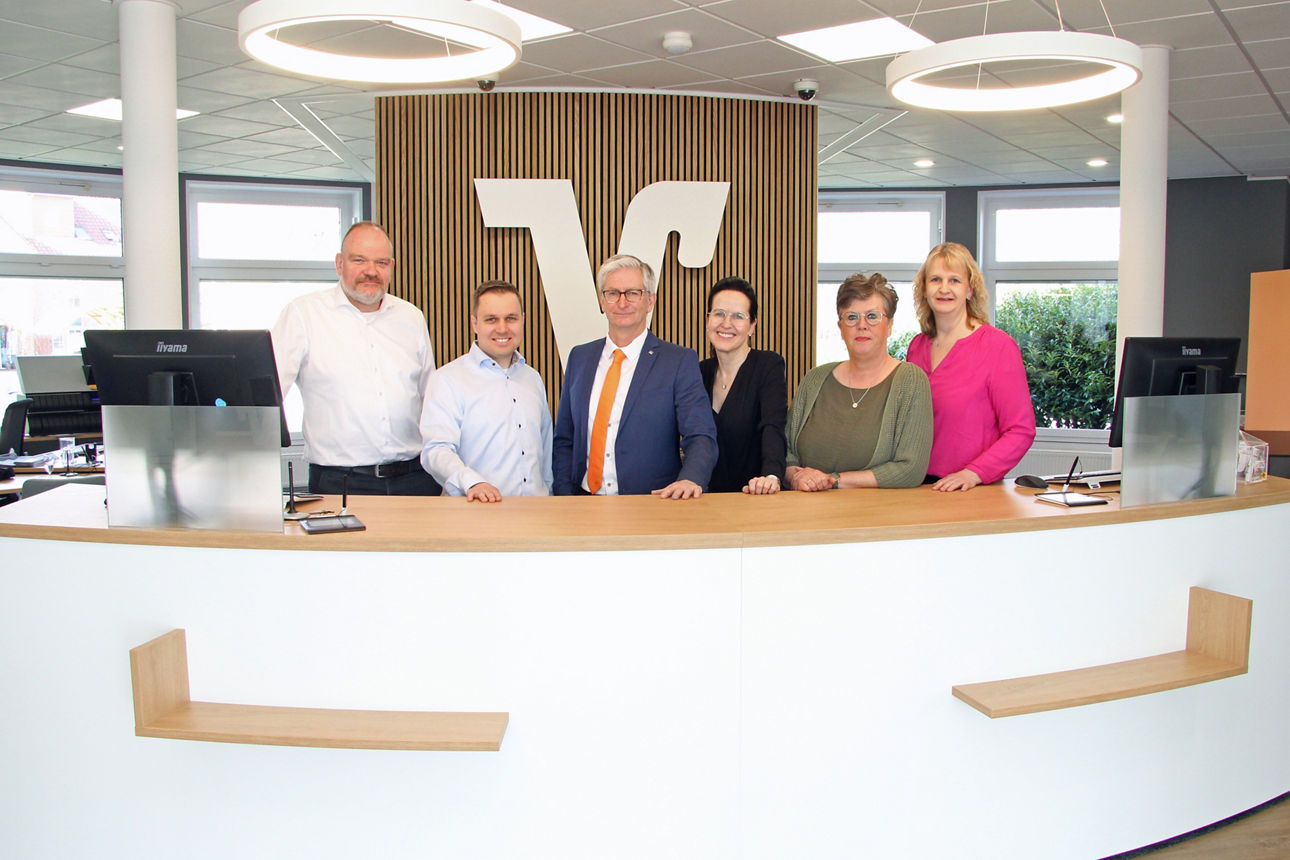 Mitarbeitergruppenbild in der renovierten Bankstelle