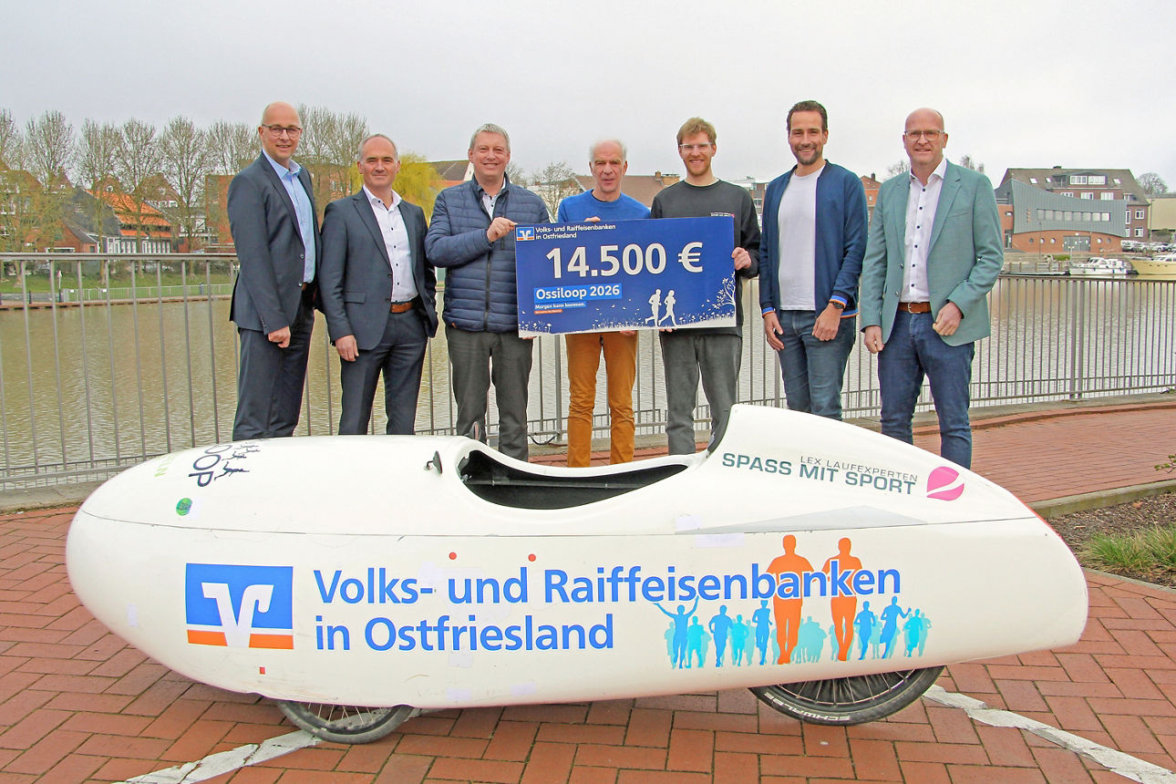 Scheckübergabe an Veranstalter Edzard Wirtjes