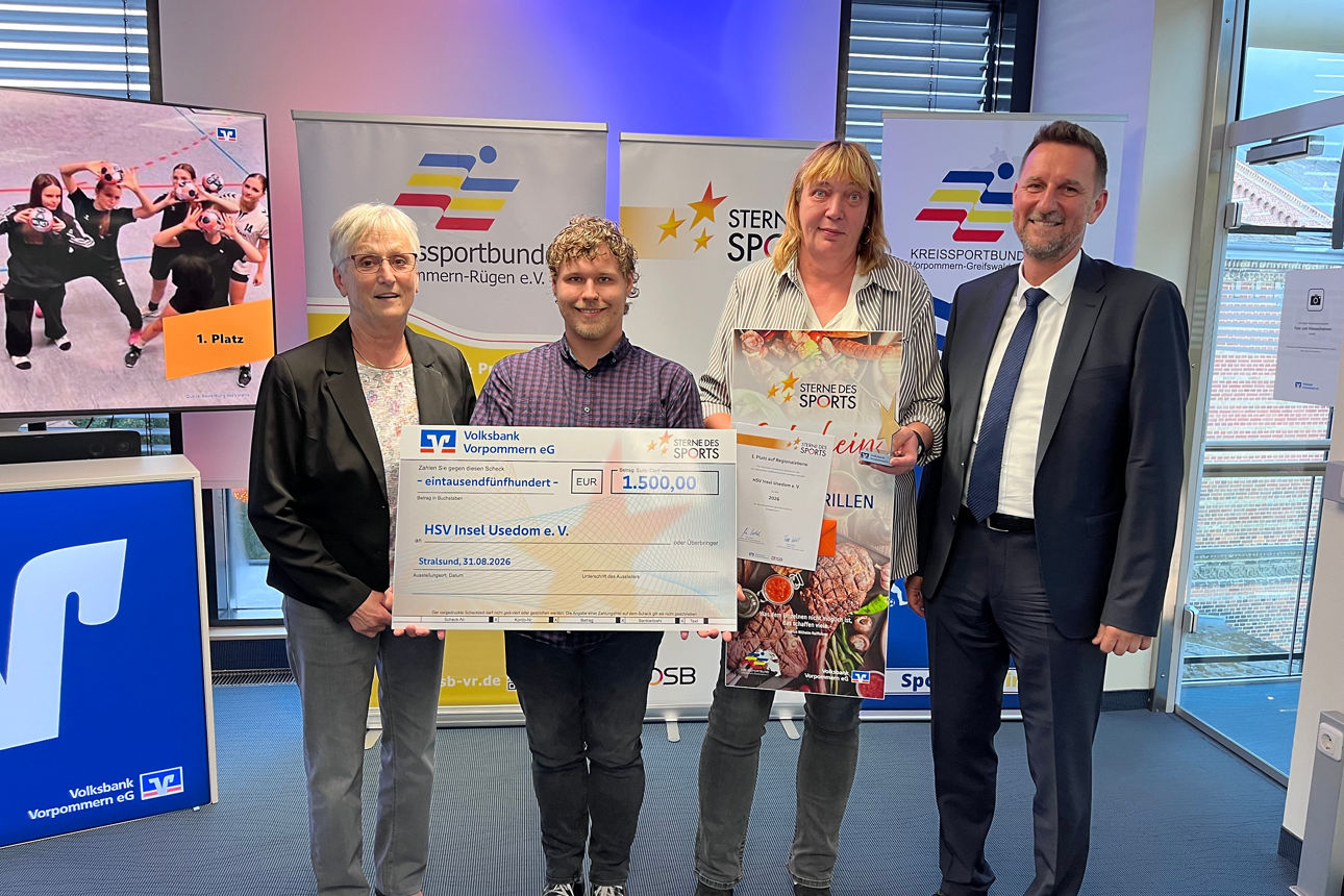Scheckübergabe mit Jury und Verein