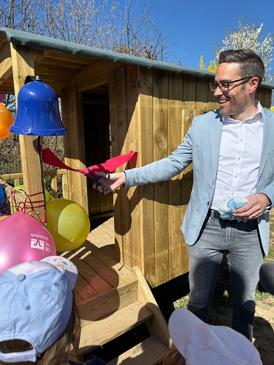 Einweihung des neuen Spielschiffs mit den Spendern auf dem Spielpaltz in Hattenheim
