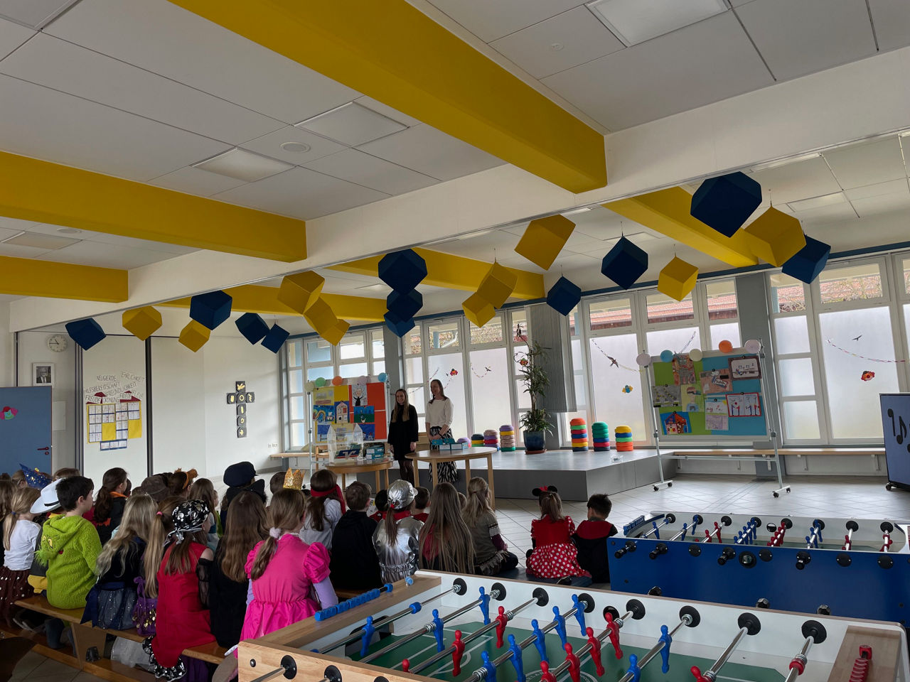 Schulraum mit Kindern der Gewinnverkündung des Jugendmalwettbewerbs