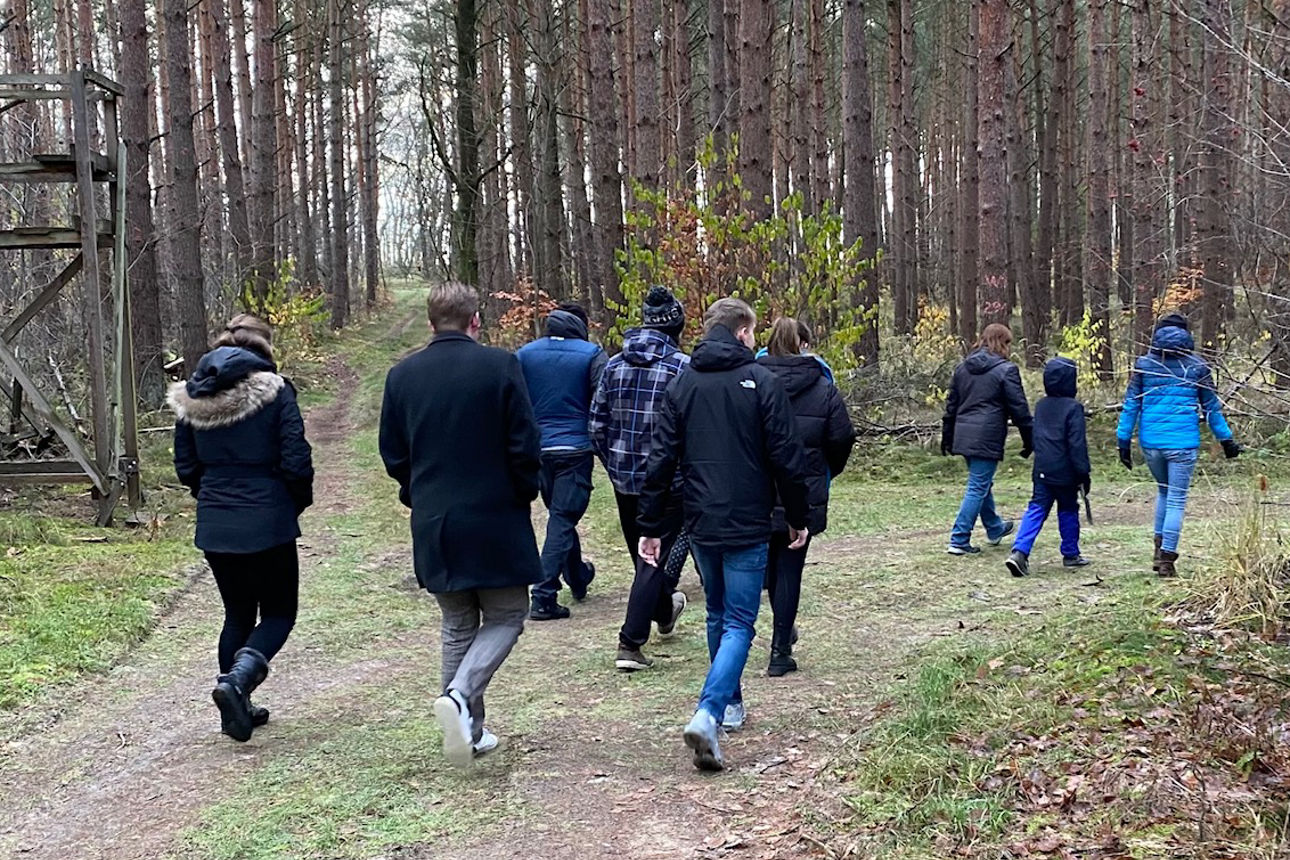 Mitarbeiter auf einem Waldweg.