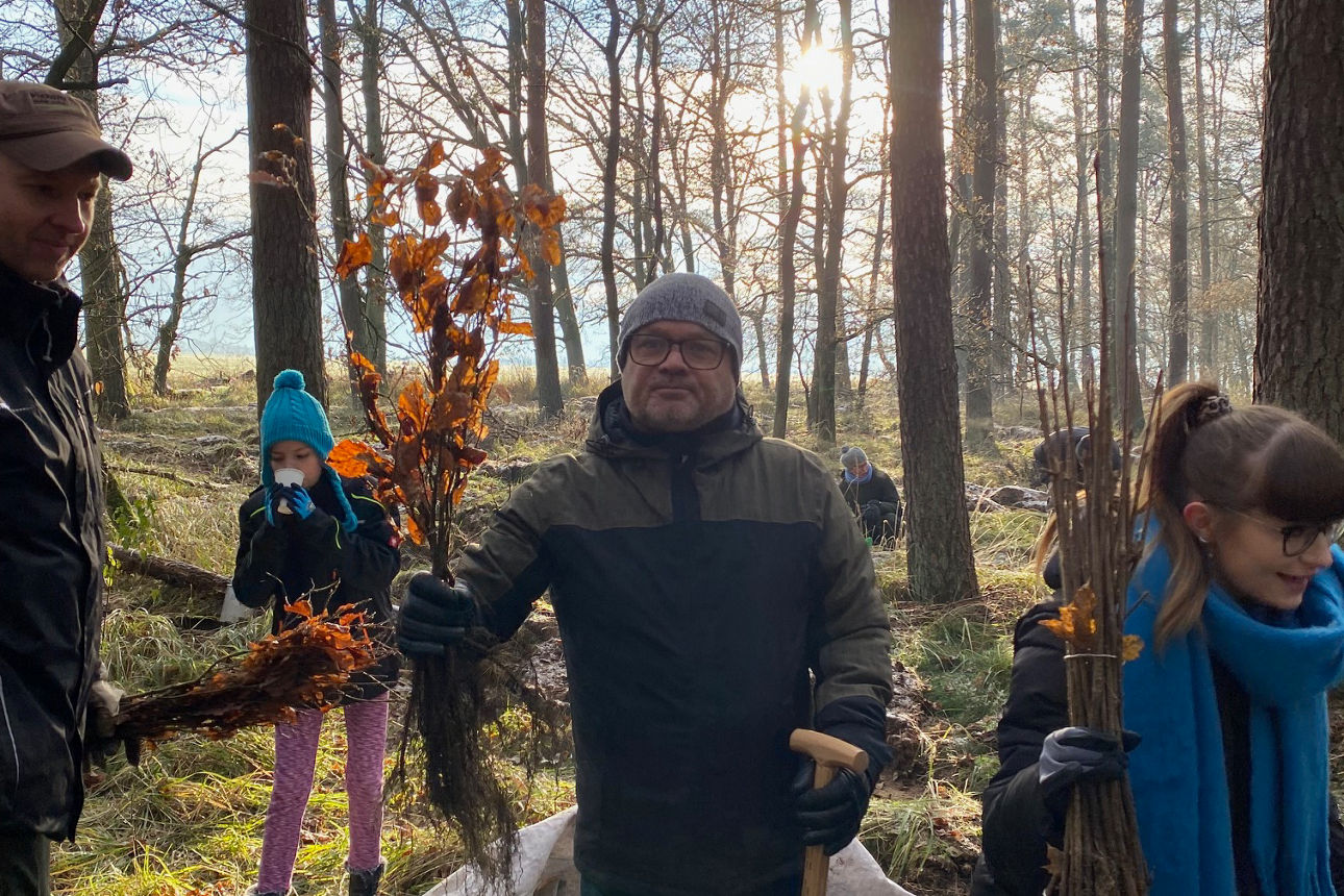 Mitarbeiter mit Spaten und Sätzlingen