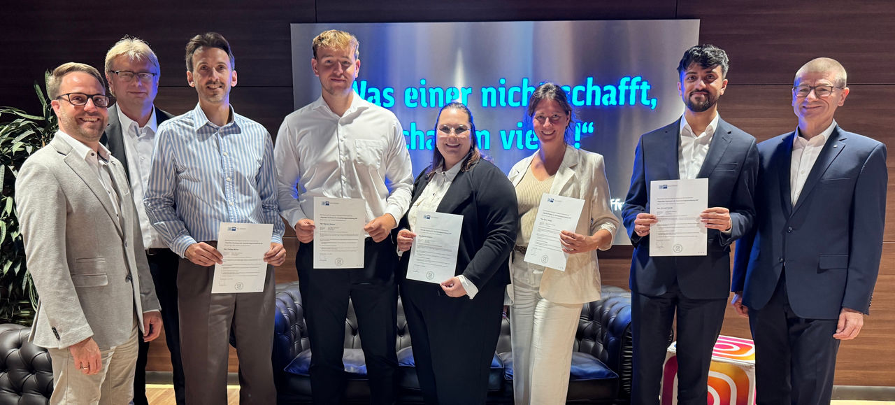 Erfolgreiche Zertifikatsübergabe bei der VR-Bank Mittelfranken Mitte eG: Die Absolventinnen und Absolventen freuen sich über 
