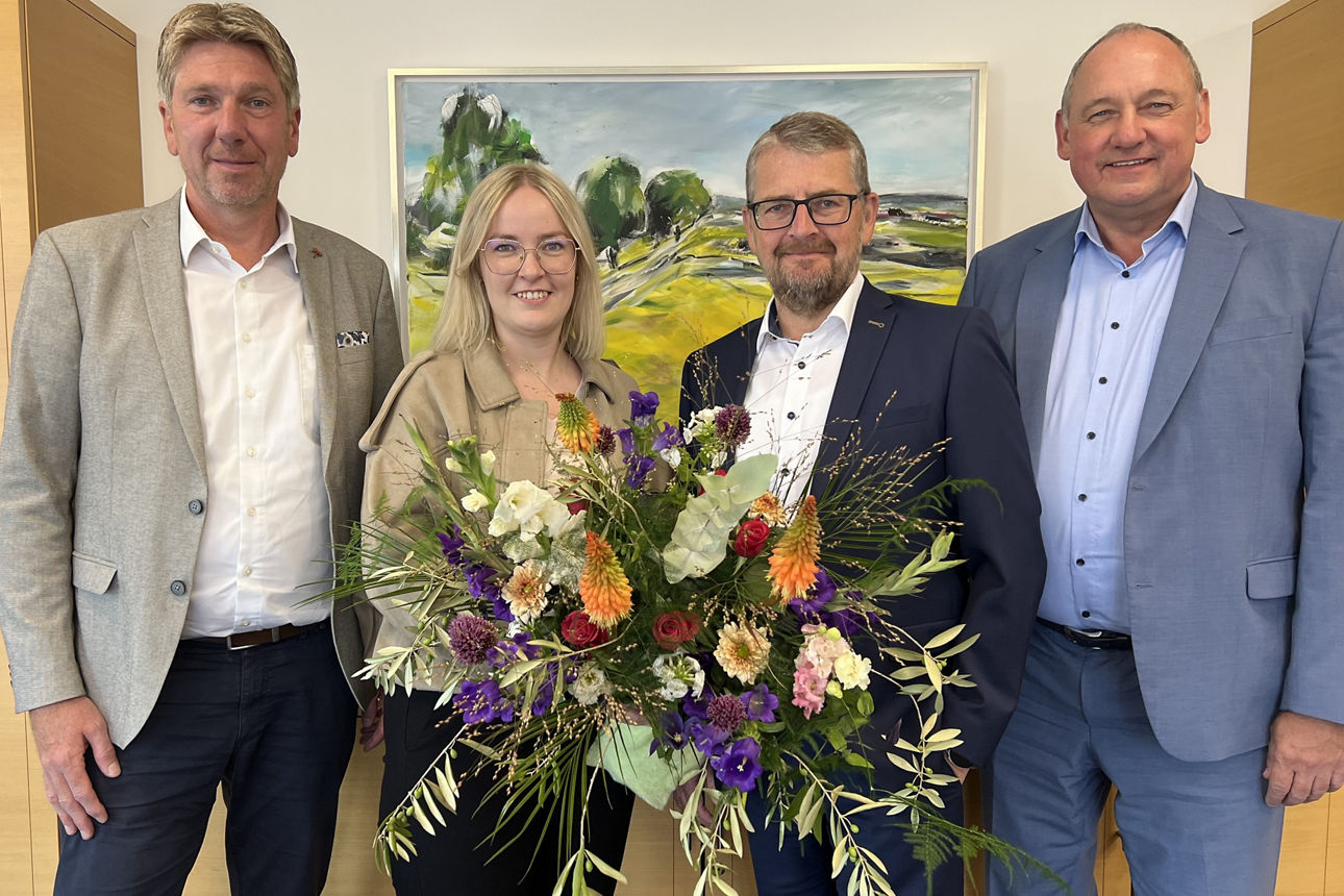 Vorstände Markus Lamping und Guido Reiners gratulieren den Jubilaren Sarah Kanne und Ingo Grote