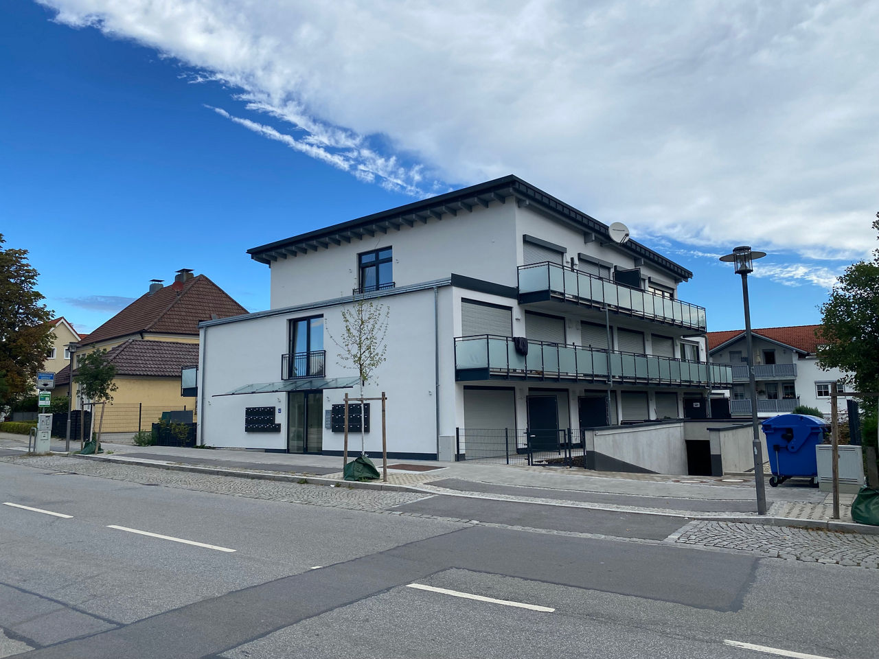 Studentenapartment mit blauem Himmel