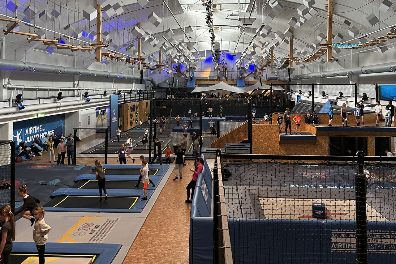 Foto der Trampolinhalle, das verschiedene Aktivitäten zeigt
