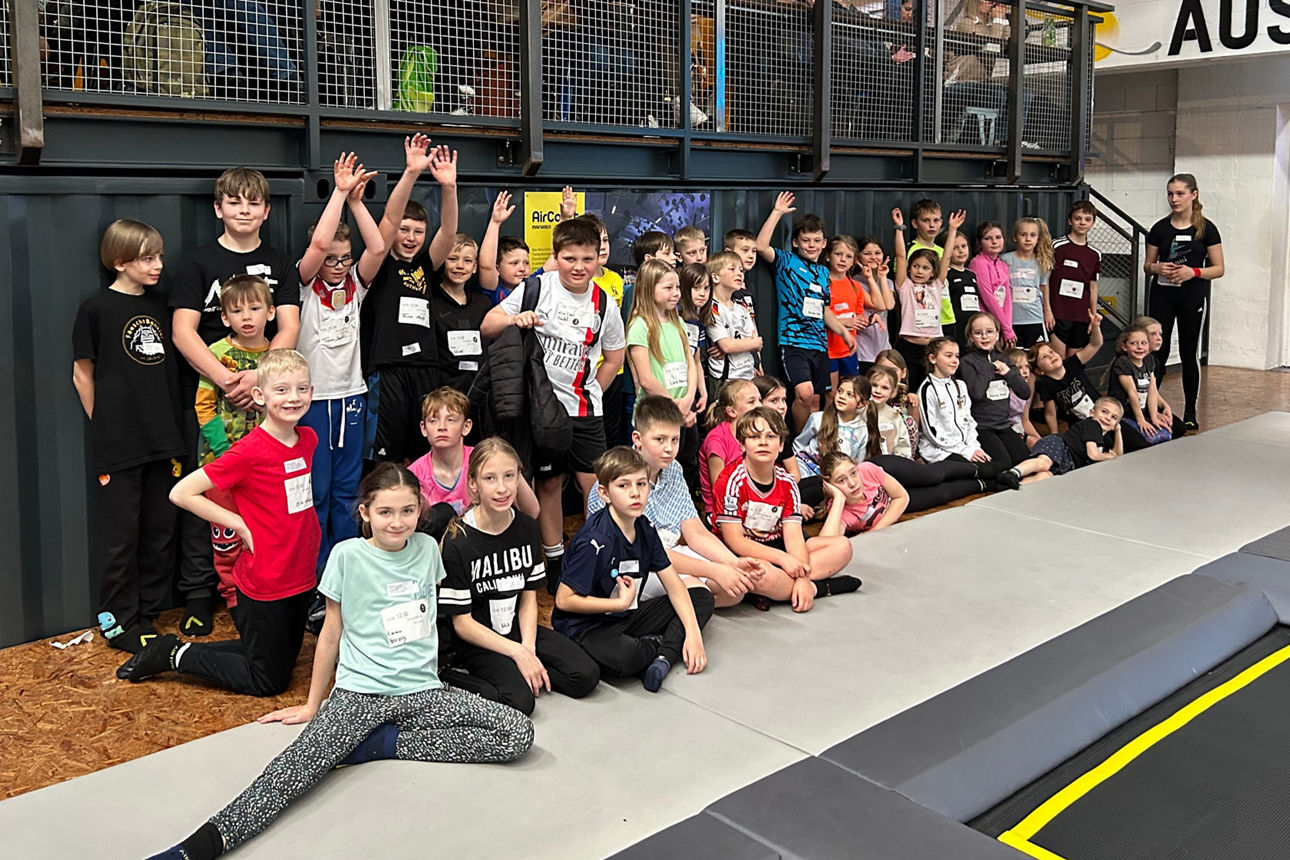 Kinder jubeln im Trampolinpark