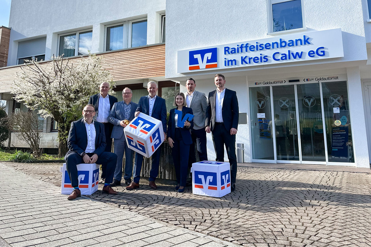 Zwei kleine Mädchen sitzen in einem Anhänger