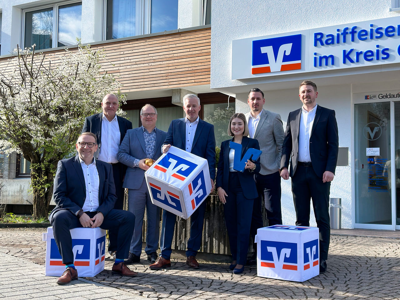 Zwei kleine Mädchen sitzen in einem Anhänger
