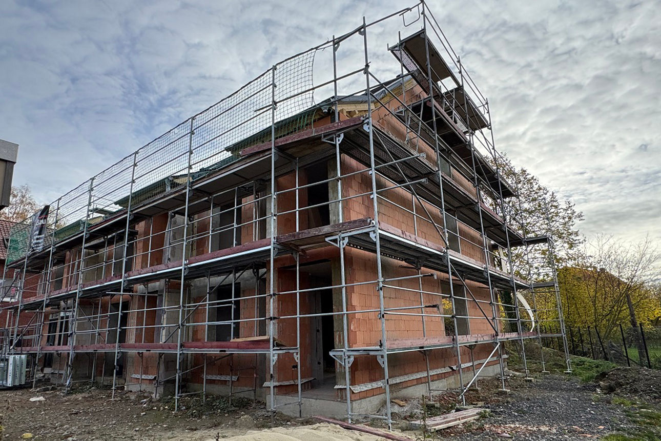 seitliche Ansicht des Neubaus mit Gerüst